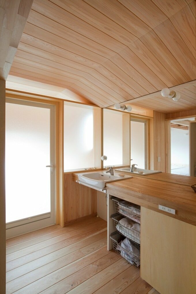 木の家の洗面