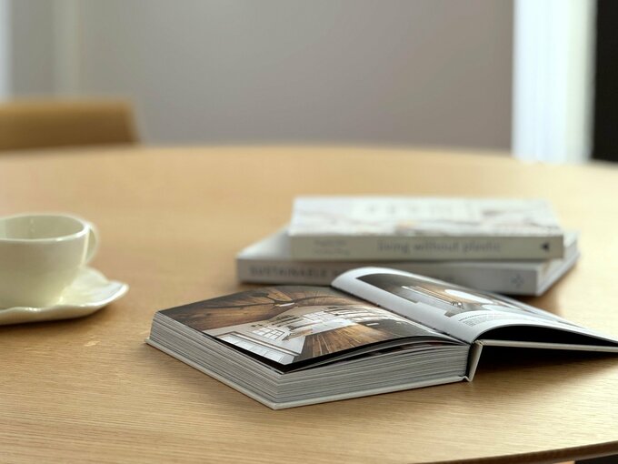 テーブルの上で開かれた本とコーヒーカップ