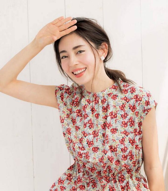 女性ひたいに手をあてる