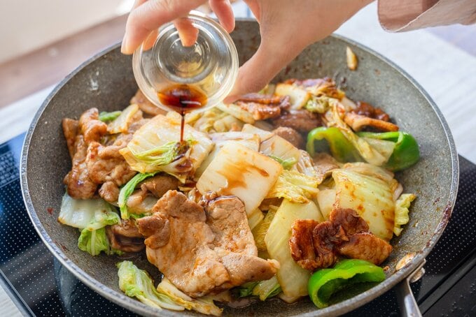 （4）2の野菜を戻し入れてさっと炒め、しょうゆを回し入れて水分を飛ばし、皿に盛る。