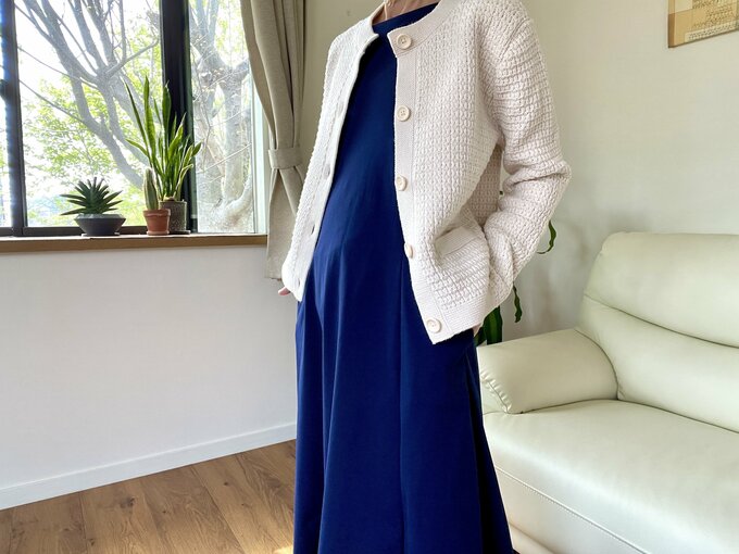 ワンピースの上にニットジャケット