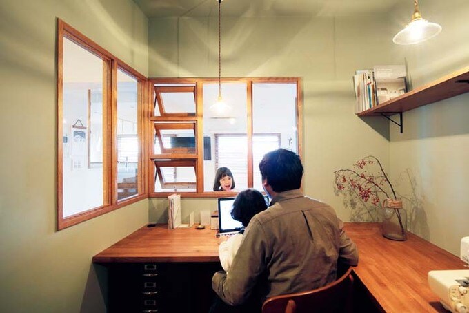 室内窓が付いたアトリエ