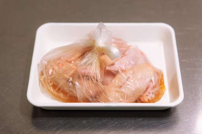 鶏肉に下味をつける