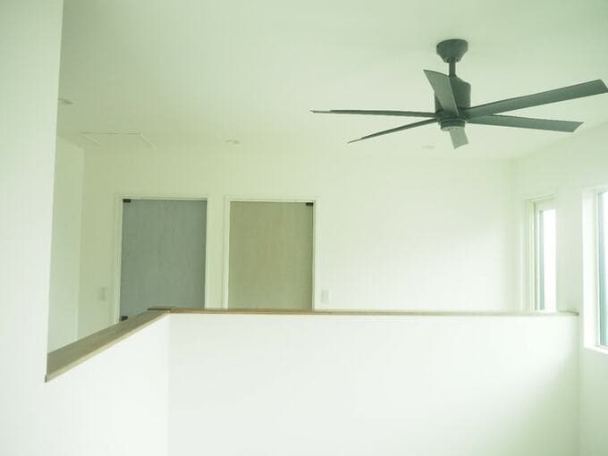 吹き抜けの天井に取りつけたシーリングファン