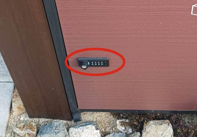 宅配ボックスの扉はダイヤル錠で閉める