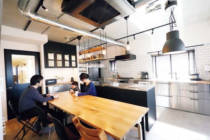 ダイニングでくつろぐYさん家族