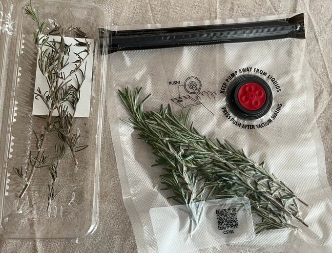 （左）プラスチックのパックで保存したローズマリー、（右）「フレッシュ＆セーブ」の真空保存バッグで保存したローズマリー