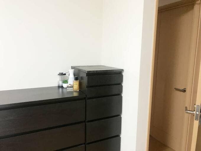 寝室ドアの近くに設置したイケアのチェスト