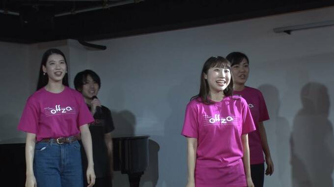 笑顔で演技をする女性と男性