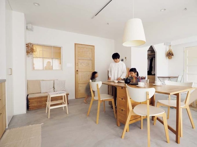 室内窓のあるLDKでくつろぐ家族