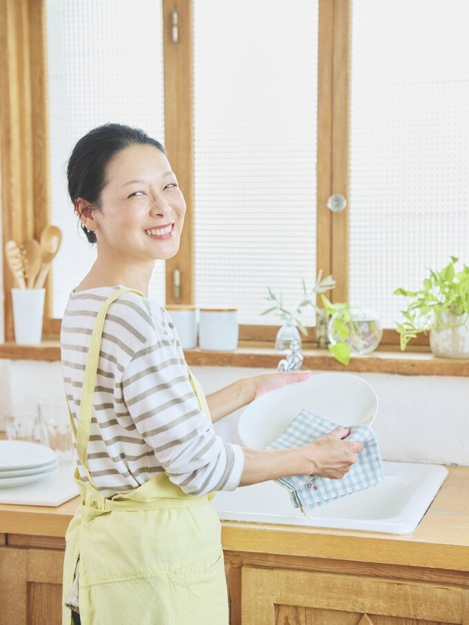 キッチンに立つ女性