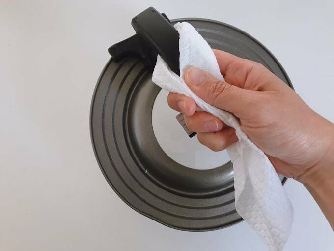 食器をふく様子