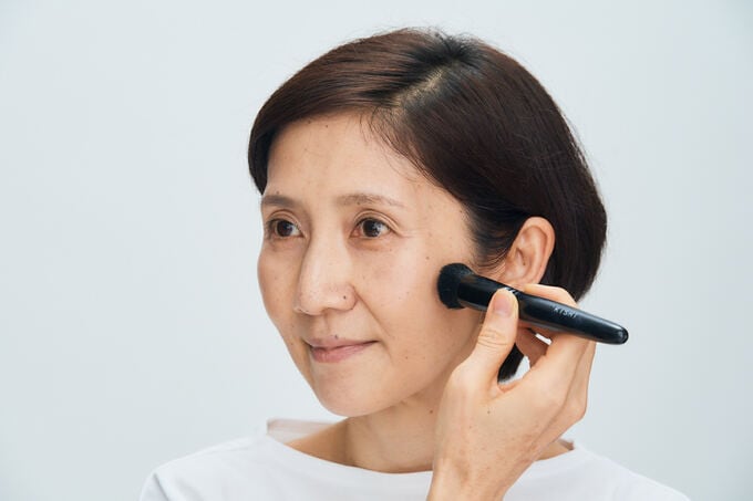 ブラシでなじませる