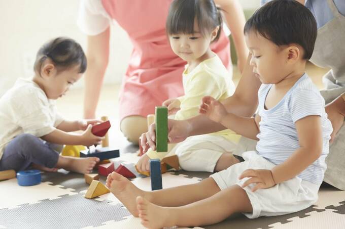 つみき遊びをする子ども