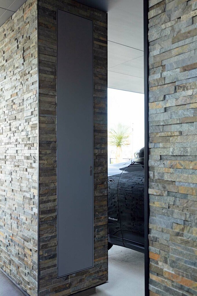 駐車場の4本の柱は石貼りに