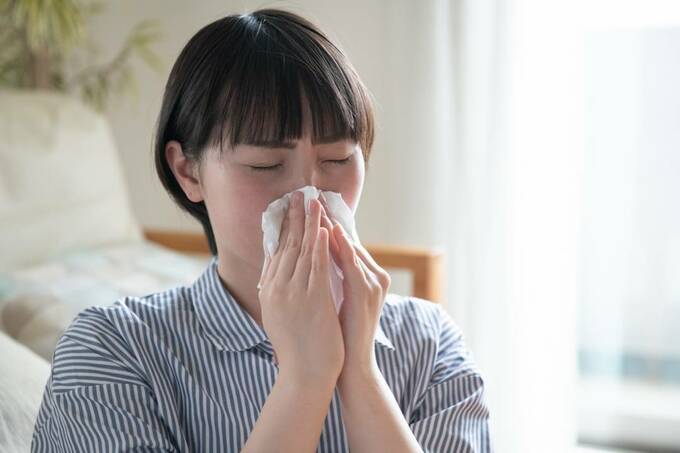 鼻をかむ女性