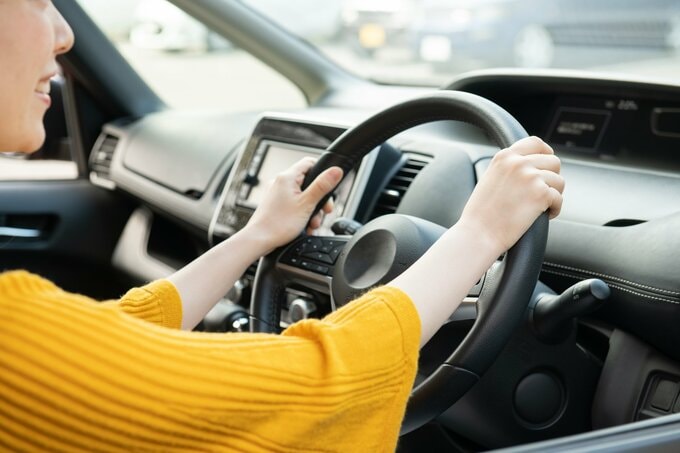 車を運転する女性