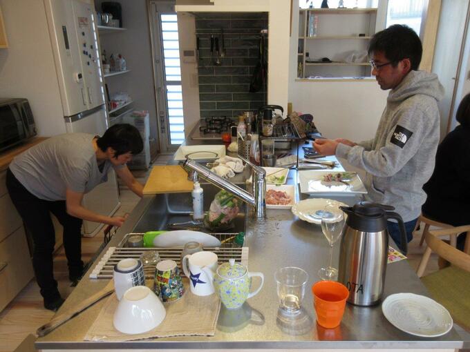 ゲストも参加して台所仕事