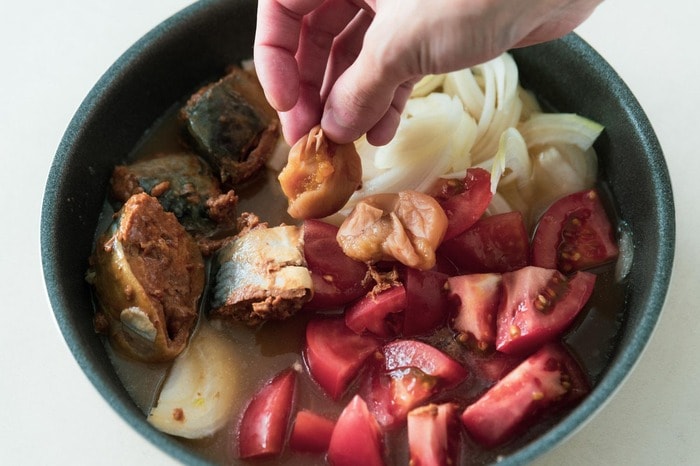 サバ缶でつくる夏の絶品カレー。さらっとおいしい秘密は「梅干し