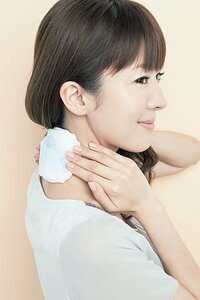 首の後ろに保冷剤を当ててひんやり