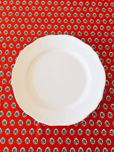 大きめのお皿を用意します。