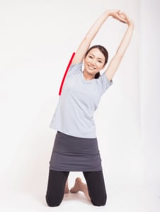 体を少し左に倒してその姿勢を10秒キープ