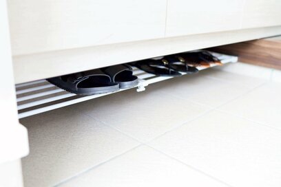 狭い玄関も、つっぱり棒やコの字ラックで収納力はここまで増やせる