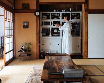 ボックスやカゴにざっくり入れるだけ。50代からのラクする収納術