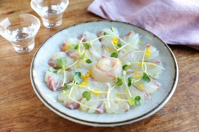見た目も香りも華やかな鯛のユズカルパッチョ。年末年始のお酒のお供にも