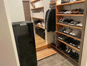 玄関からキッチンへ「秘密の通路」がある家。片づけながら移動、帰宅ルーティンがスムーズ