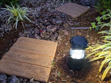 夜の庭もよいものですよ！配線＆工事不要、ガーデンライトの選び方と設置方法