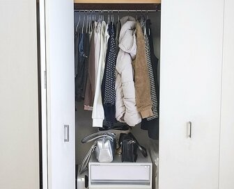 「手放す服」が見つかるクローゼット収納のつくり方。片づけが苦手でも自然とスッキリ