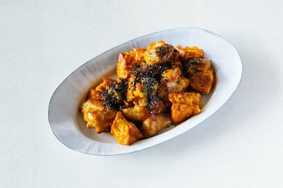 鶏肉と厚揚げでつくる魅惑の「炒め物」。ツヤッとした照りが食欲そそる＜長谷川あかりさんレシピ＞