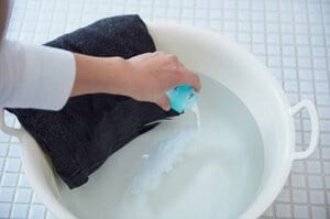 すすいで柔軟剤を溶かした水に浸す