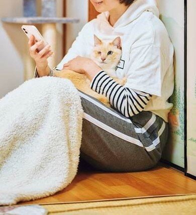 スマホを見る女性