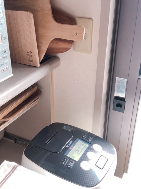炊飯器の上にまな板など