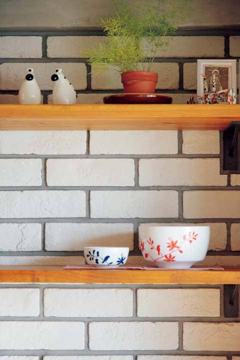 キッチンの壁にはブリックタイルを採用