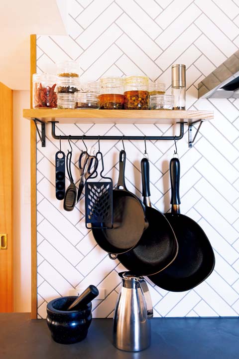 タイルをヘリンボーン貼りにしたキッチン壁