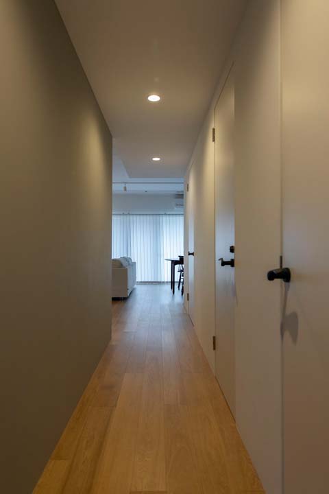 玄関からリビングダイニングへと続く廊下