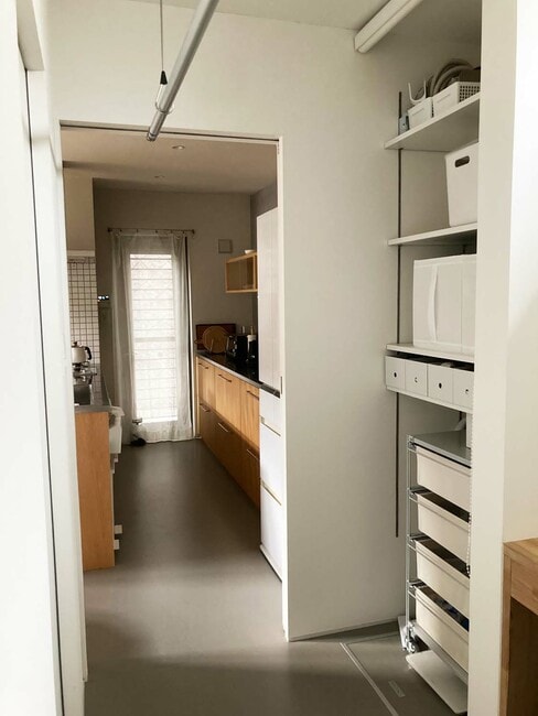 洗面所兼ランドリールームから続くキッチン