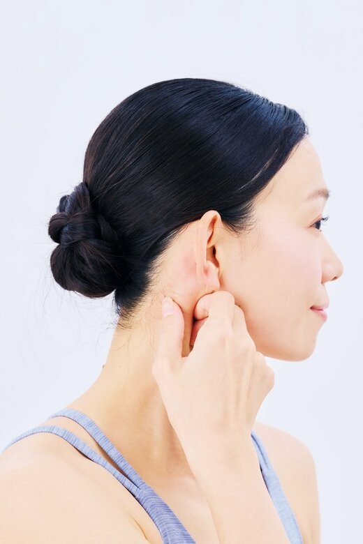 胸鎖乳突筋をつまむ女性