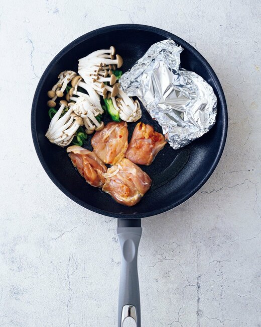 材料を並べたフライパン