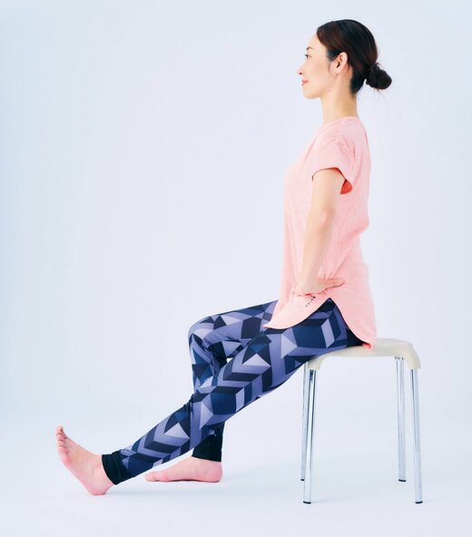 座ってストレッチをする女性