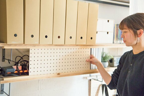 女性と有孔ボード