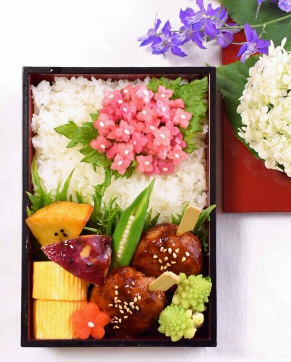 存在感のあるアジサイが美しいお弁当