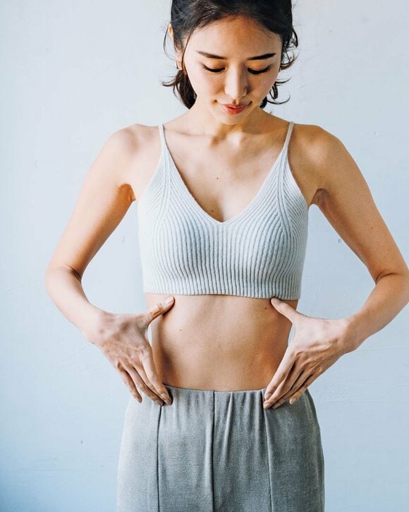 腸マッサージ女性