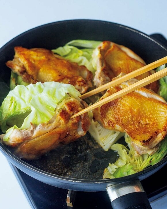 フライパンに鶏肉とキャベツ