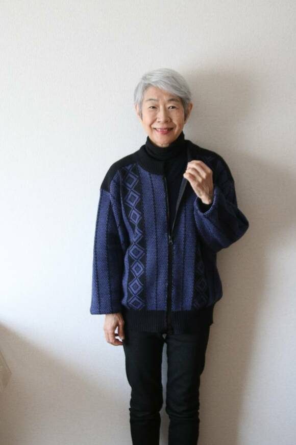 セーターを着る小笠原さん