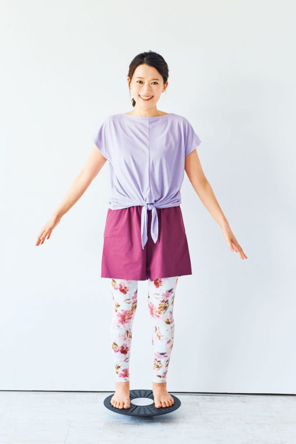 バランスボードにのる女性