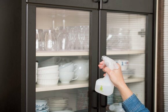 水100mlに中性洗剤を1滴加えガラスにふきかける